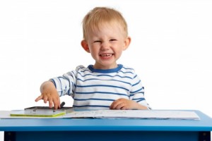 Criança de 2 anos desenhando