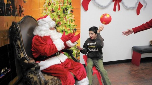 Isaiah Haro, 14 anos - um adolescente autista brincando com o Papai Noel. 
