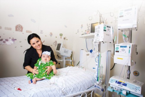A mãe e a bebê no Santa Joana (Foto: Mário Rodrigues)