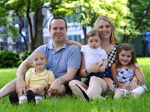 Brian e Jennifer Godish, pais dos gêmeos, também são pais do Camden, de 14 meses.